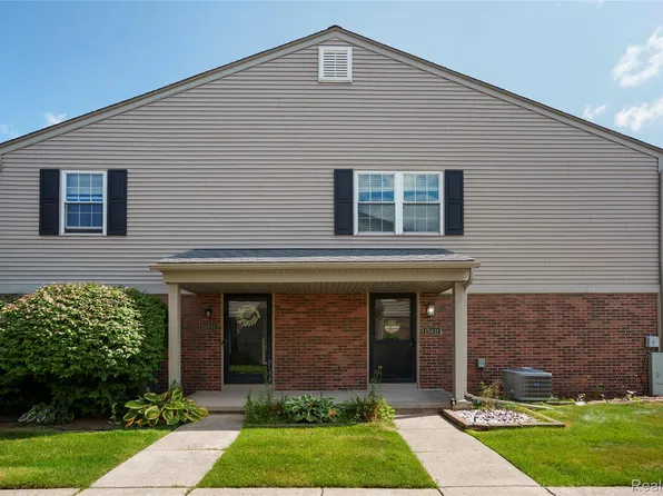 15811 N Franklin Dr, Clinton Township, MI 48038