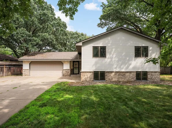 7719 Knollwood Dr, Mounds View, MN 55112
