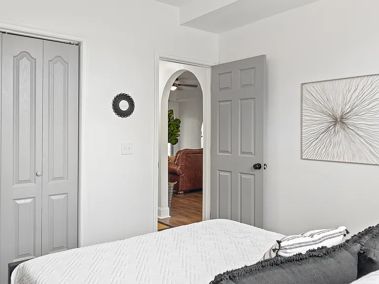 100% cotton sheets and plenty of pillows.