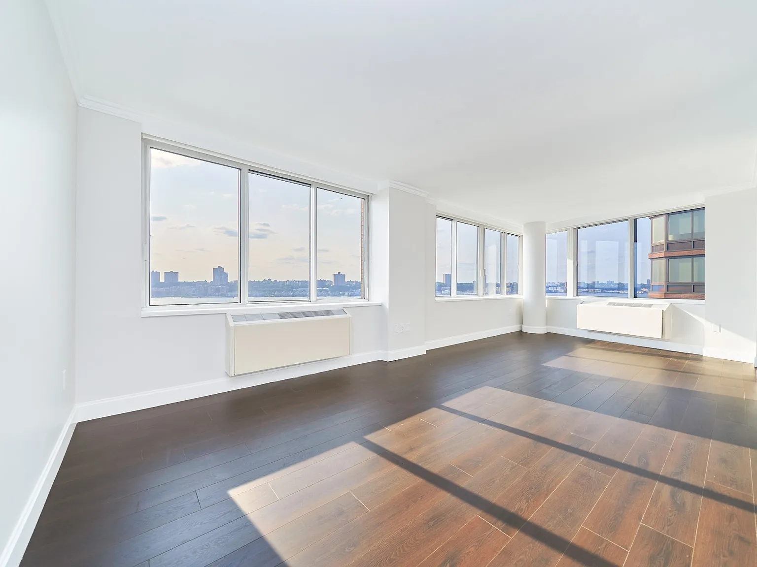 160 Riverside Boulevard — Photo 3