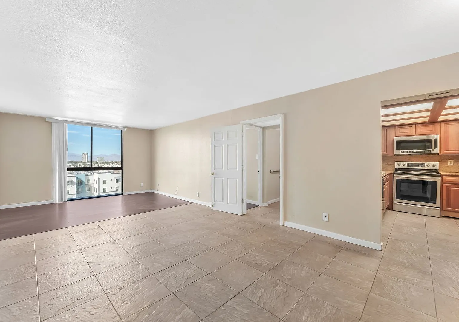 Eighth-Floor Wimbledon Condo with Las Vegas Strip & Mountain Views! — Photo 4