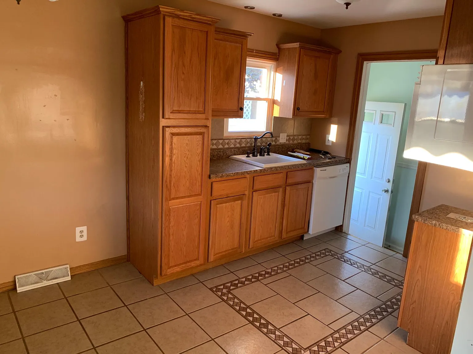 2 bed, 982 sqft, $1,100 — Photo 3