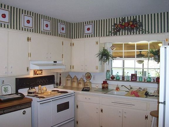 3rd image of 1929 Pinecrest Cir