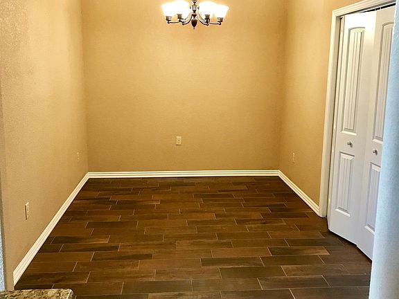 dinning room with vaulted ceiling