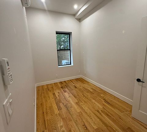 5th image of 537 Rogers Ave #1