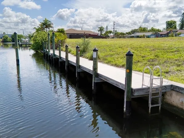 1102 SE 13th Ave, Cape Coral, FL 33990