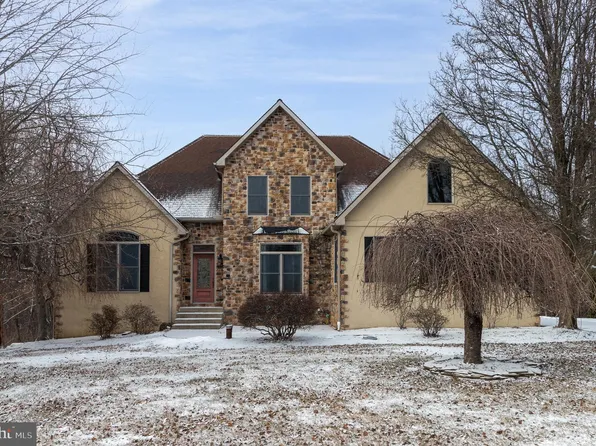 56 Summer Dr, Dillsburg, PA 17019