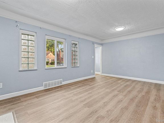 5th image of 14035 Rutherford St