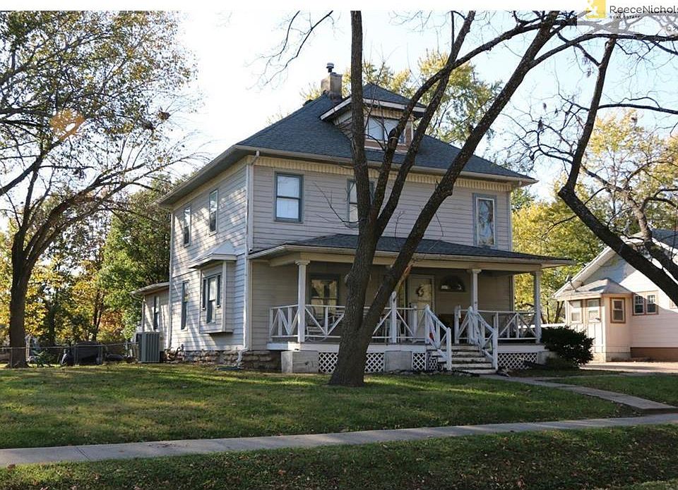 Great BIG OLD HOUSE! Charming walk to Downtown Lee's Summit for Breakfast at Neighborhood Cafe, or Dinner at Third Street Social. Douglas Street has a nice sidewalk all the way!