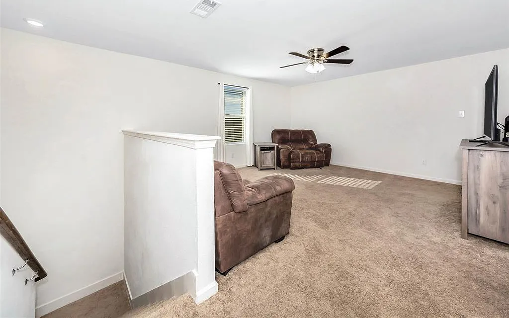 5 bed, 2772 sqft, $875 — Photo 2