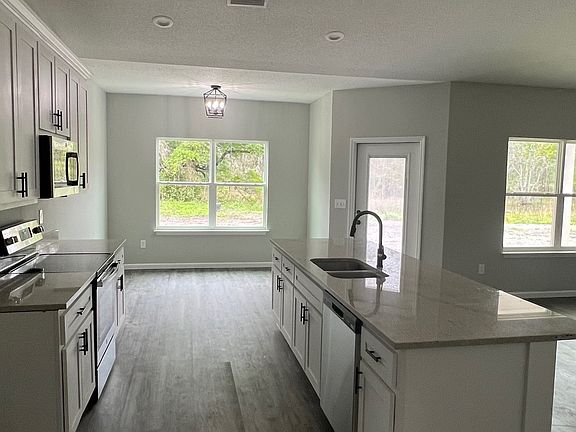 3rd image of 735 SW Chesterfield Cir