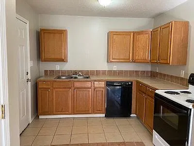 3 bed, 2.0 bath, 1421 sqft, $1,350 — Photo 3
