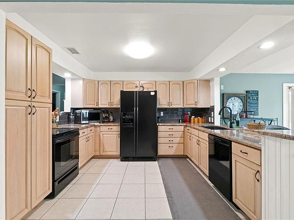 5th image of 110 SE Whitmore Dr