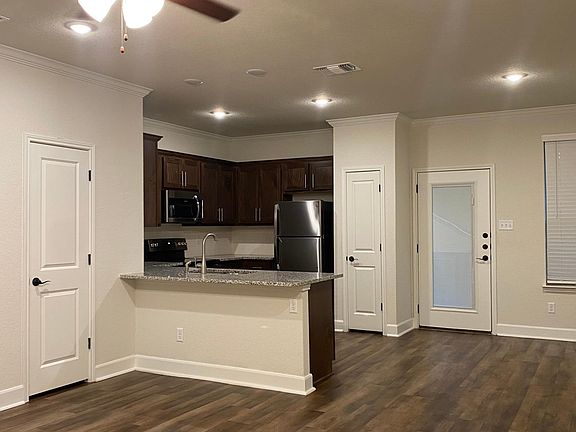 2nd image of 10210 Lynwood Vlg #102