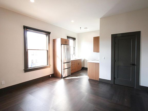 5th image of 182 E Broadway Blvd #1B-1Ba