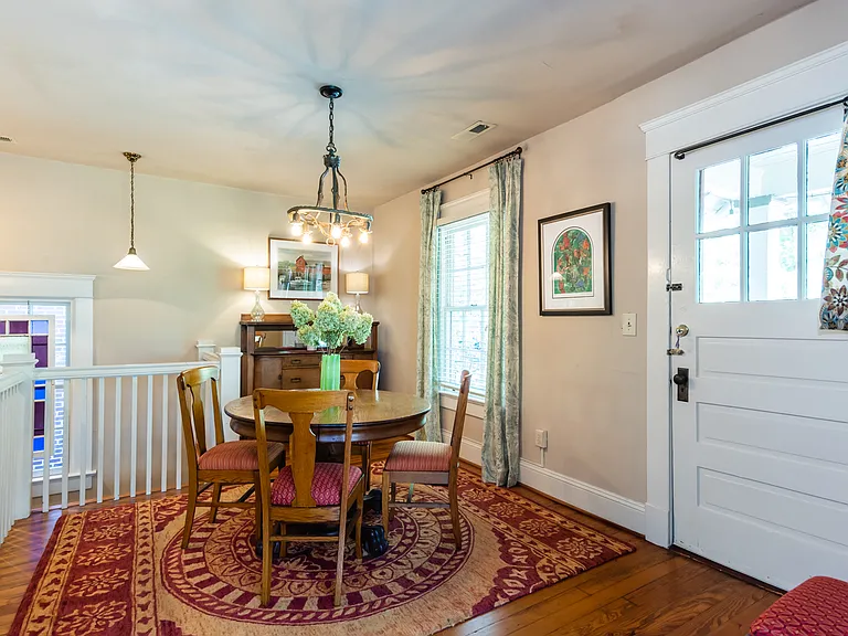 Dining room
+Dining for 4
