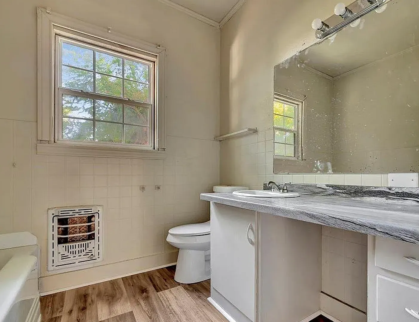 Cute 3 Bedroom 2 Bathroom Home! Available Now — Photo 4