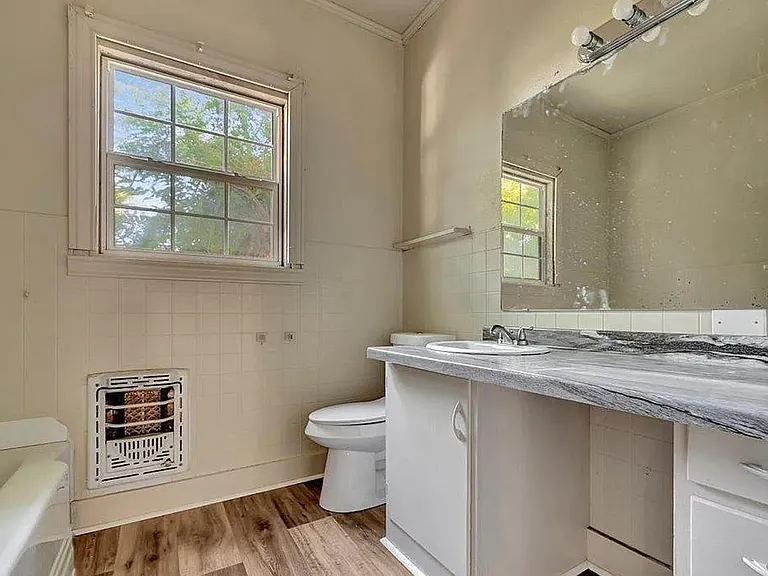511 Woodlawn St — Photo 4