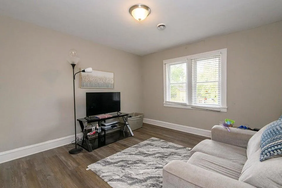 2 bed, 1200 sqft, $1,150 — Photo 2