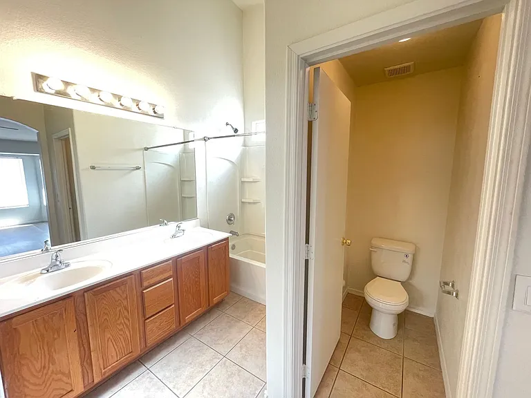 915 W Bowker St — Photo 11
