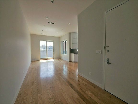 5th image of 183 Huron St #4