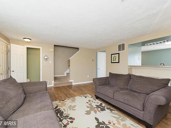 5th image of 935 Gainsborough Ct