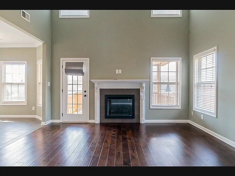 947 Smoots Dr — Photo 2