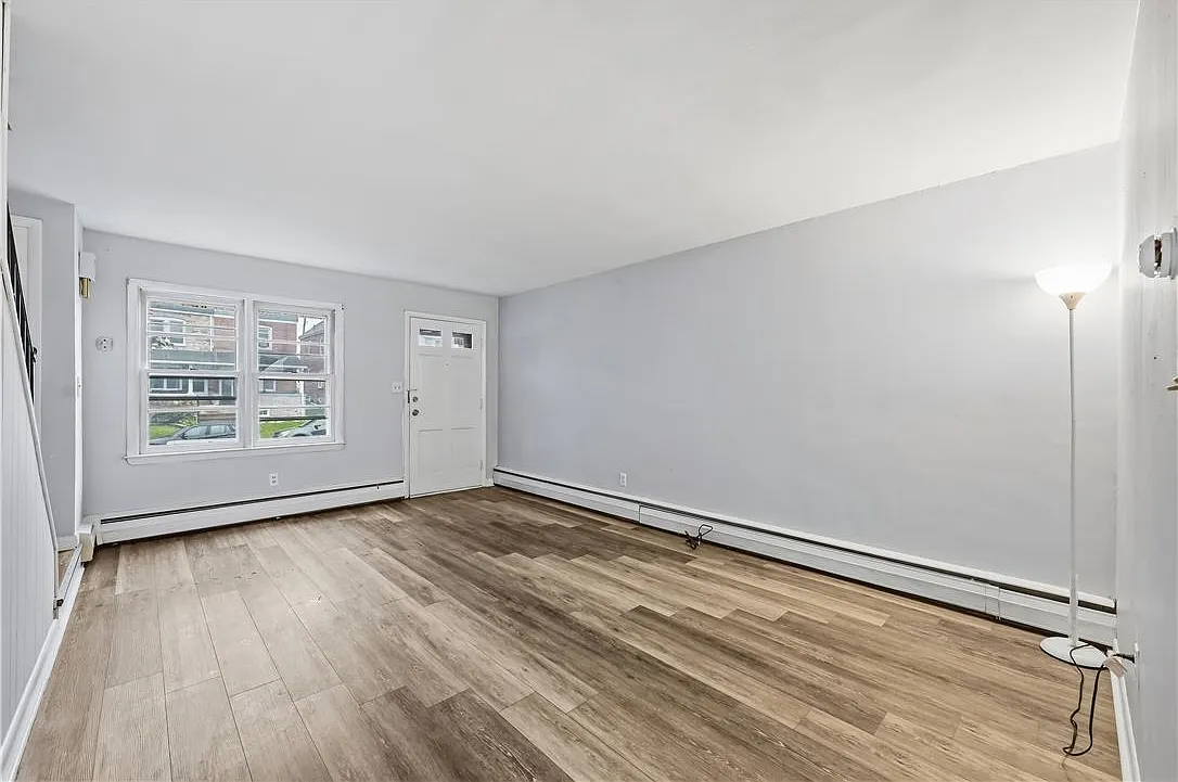 4 bed, 2.0 bath, 1344 sqft, $2,300 — Photo 4