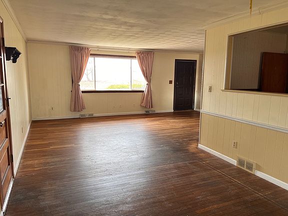 5th image of 7627 Selden Rd