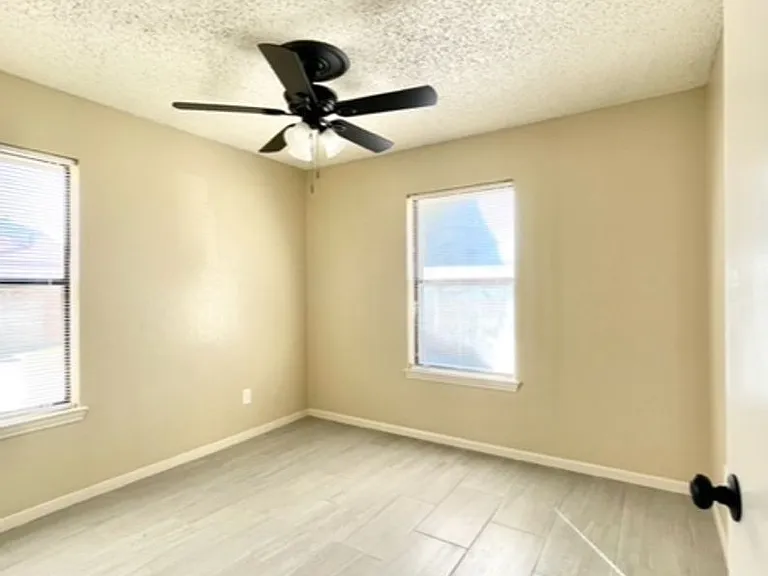 805 Colonial Ln — Photo 7