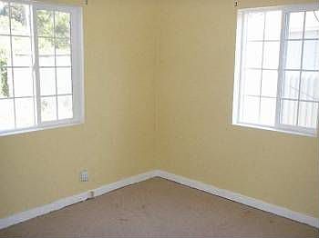 5th image of 2981 Greenwood Dr