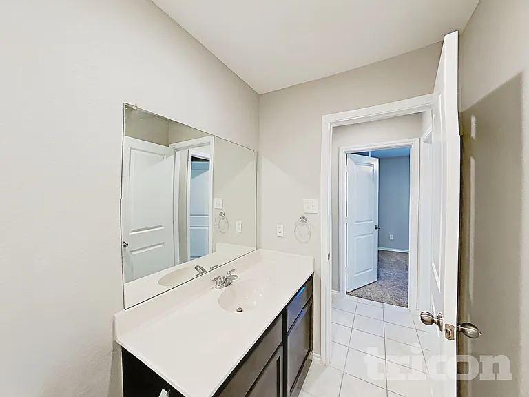 916 Roland Dr — Photo 11
