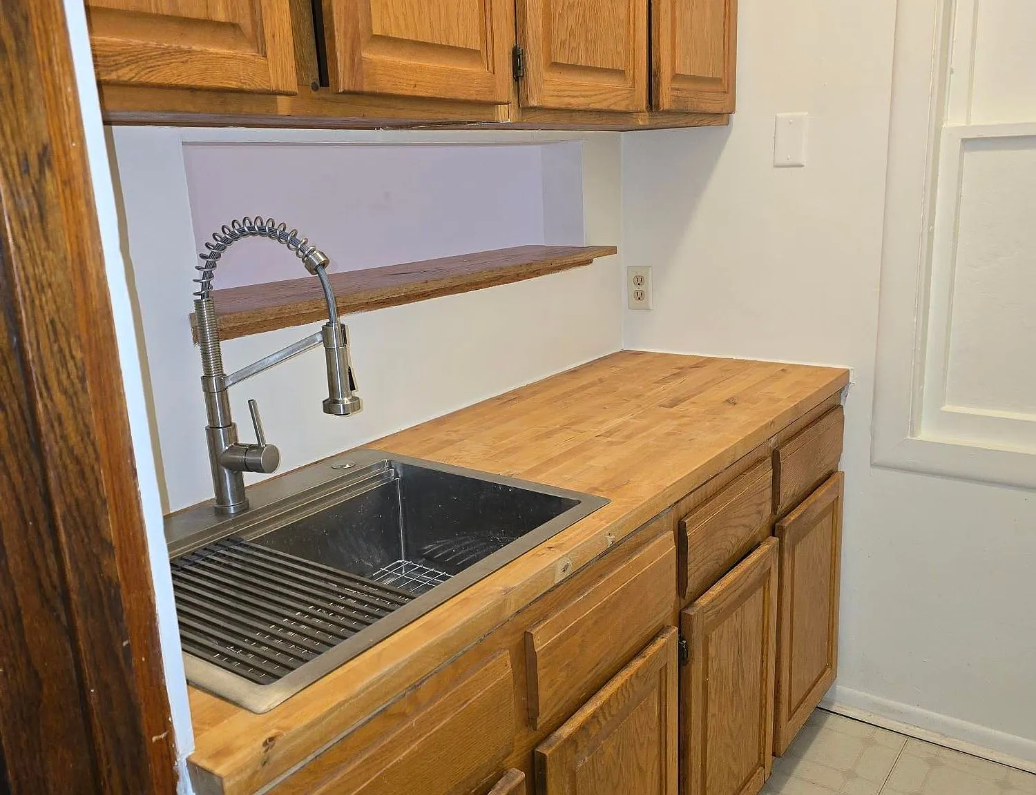 1 bed, 1.0 bath, 450 sqft, $895 — Photo 2