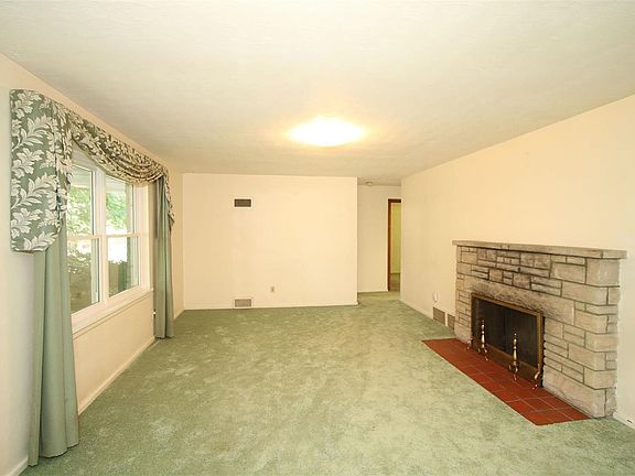 4th image of 224 Robinhood Dr