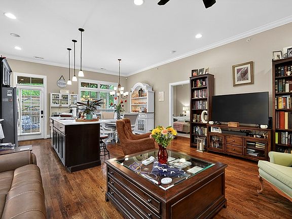 3rd image of 331 Bowerwood Cir