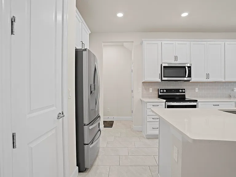 1866 SE Tarni Way — Photo 15
