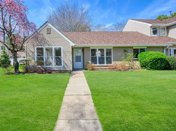 134 Dari Drive #134, Holbrook, NY 11741