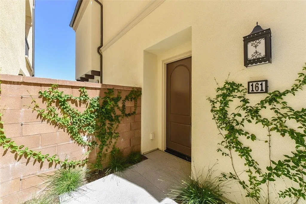 3 bed, 2.5 bath, 1460 sqft, $4,380 — Photo 1
