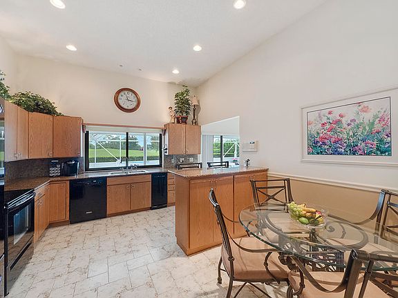 5th image of 329 Glenbrook Dr