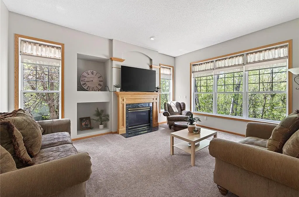 6 bed, 3670 sqft, $3,900 — Photo 3