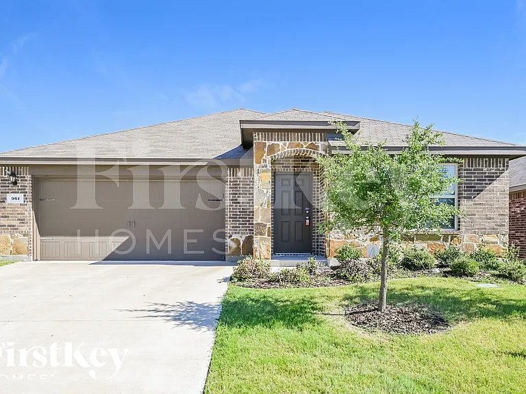 961 Corbitt Ln — Photo 1
