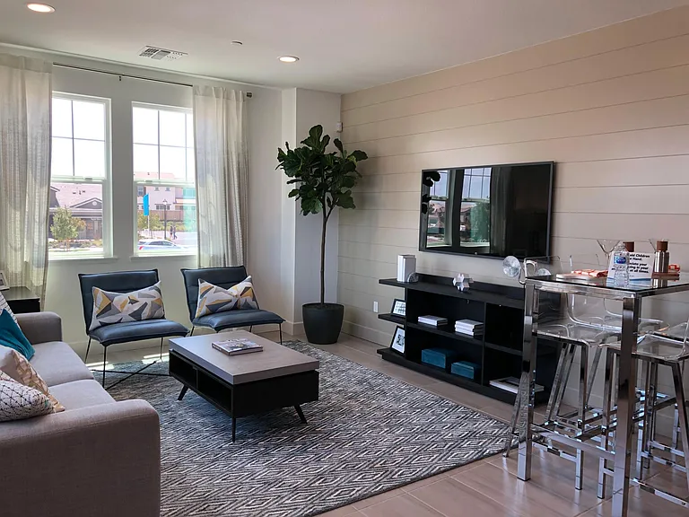1386 S Wilshire Ave — Photo 1