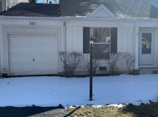 221 W Fairfield Ct, Palatine, IL 60067
