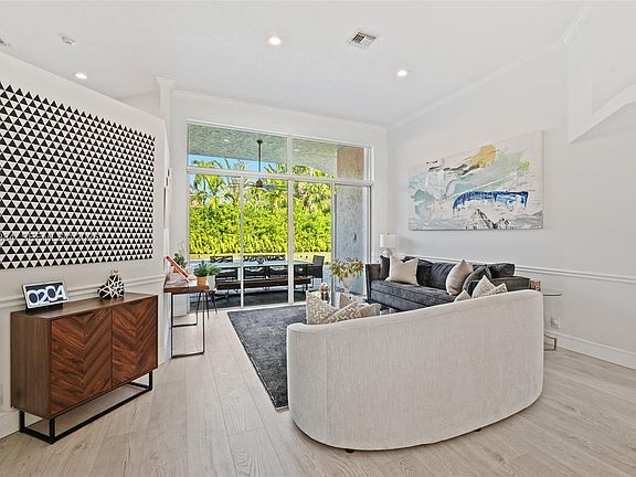 4th image of 765 Bayside Ln