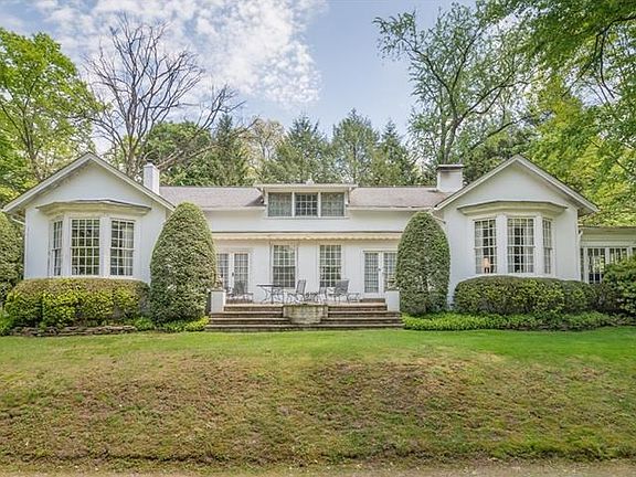 This is a two story home with 2 first floor bedrooms and 3 on the second floor.