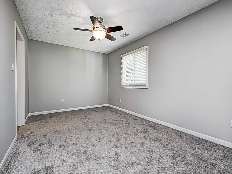 Ivy Knoll Apartments — Photo 35