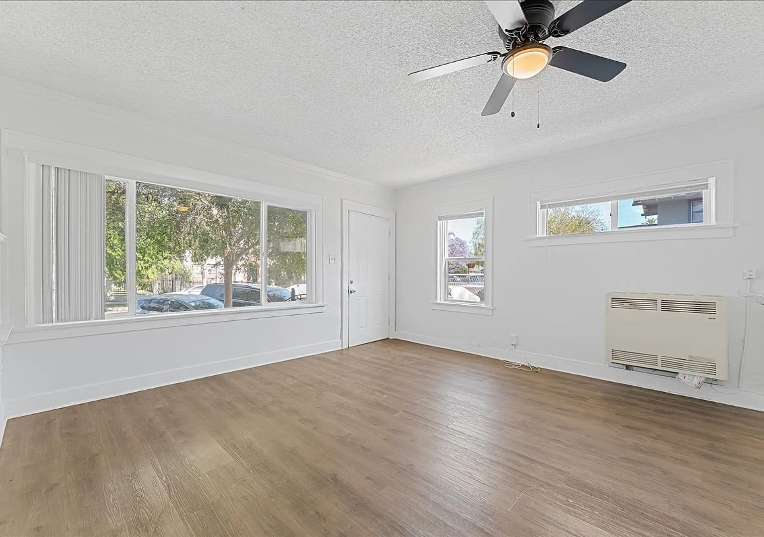 Beautiful Three Bedroom Apartment! — Photo 2