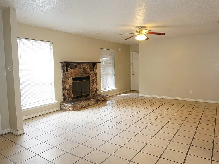 1827 Abshire Ln — Photo 2