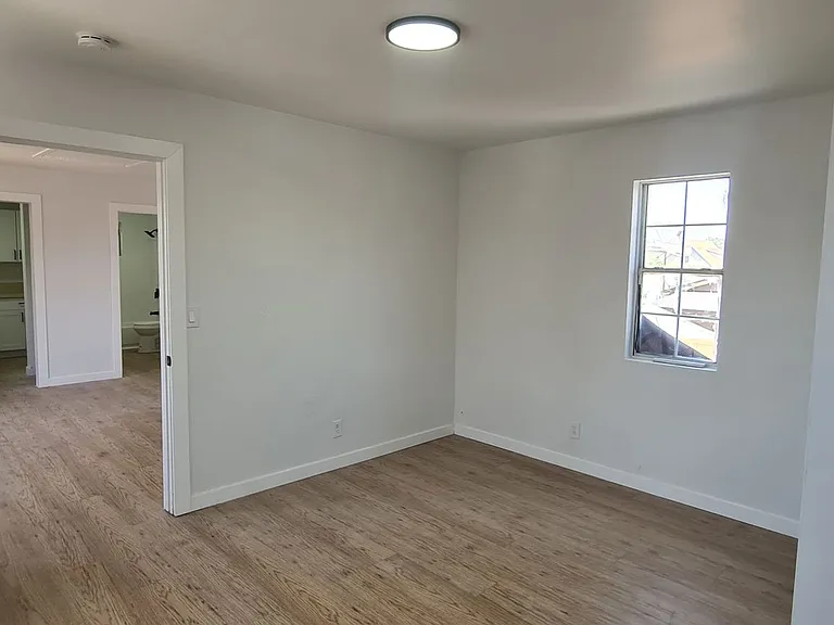 1527 E 22nd St — Photo 12