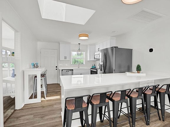 4th image of 1027 S Shore Dr